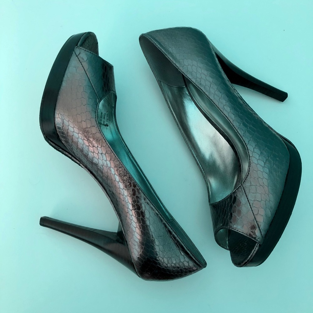 EUC Calvin Klein Daliah Metallic Peep Toe Pump